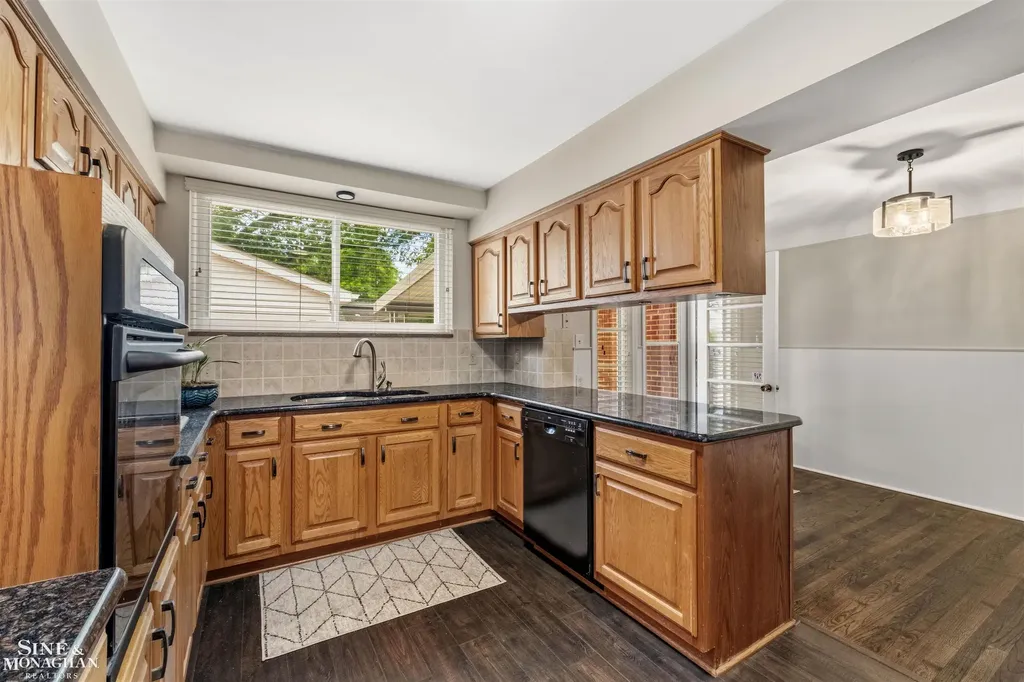 21444 Severn Road Harper Woods City MI 48225