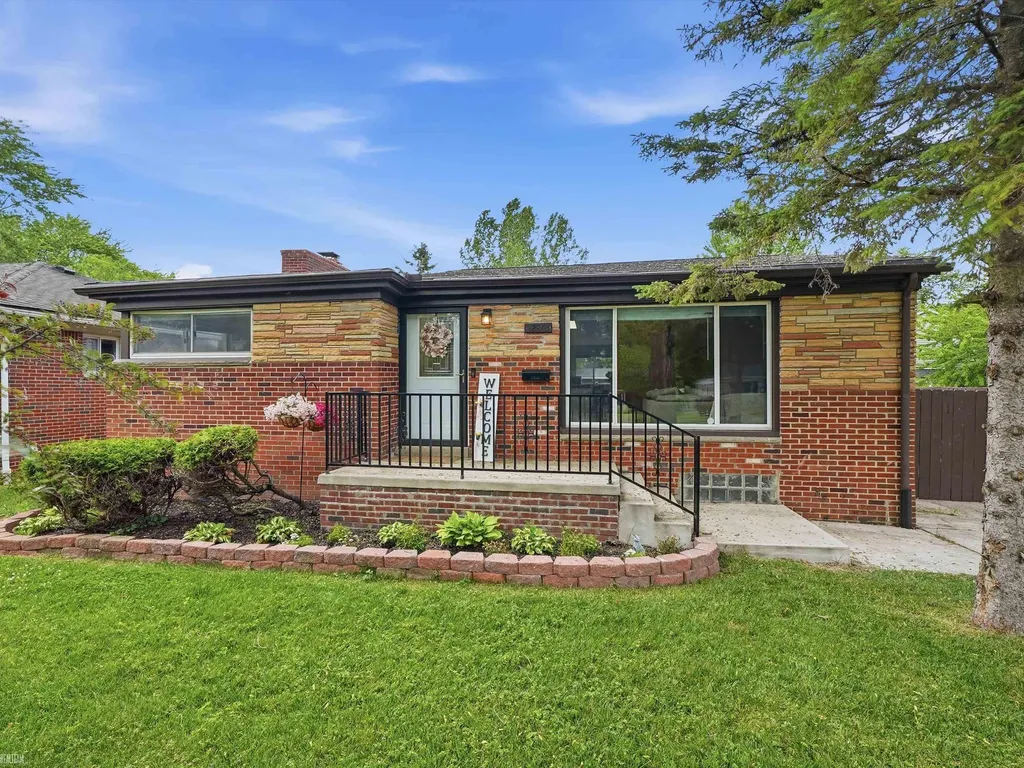 22245 Raymond Street St. Clair Shores City MI 48082