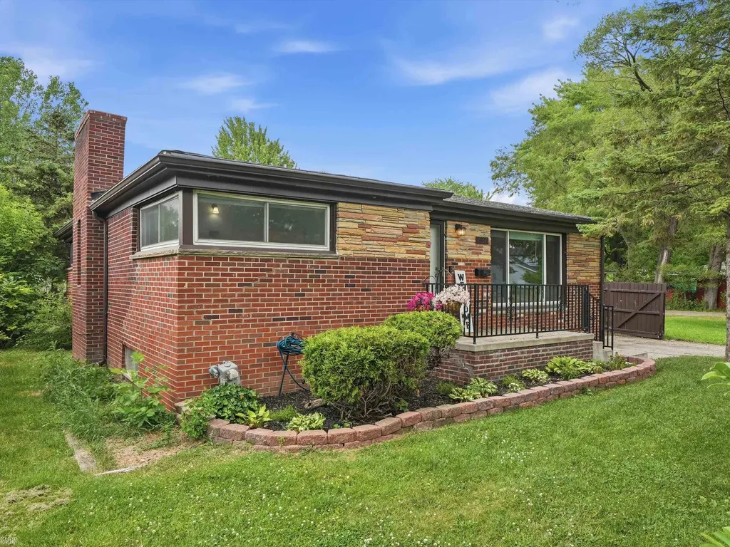 22245 Raymond Street St. Clair Shores City MI 48082
