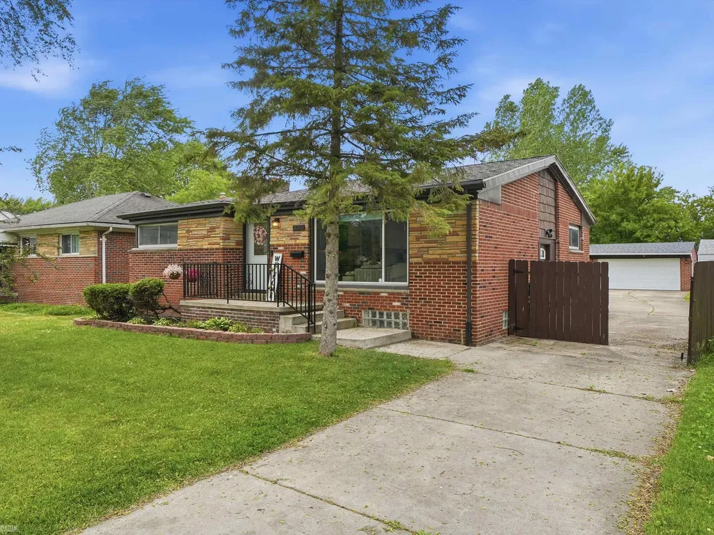 22245 Raymond Street St. Clair Shores City MI 48082