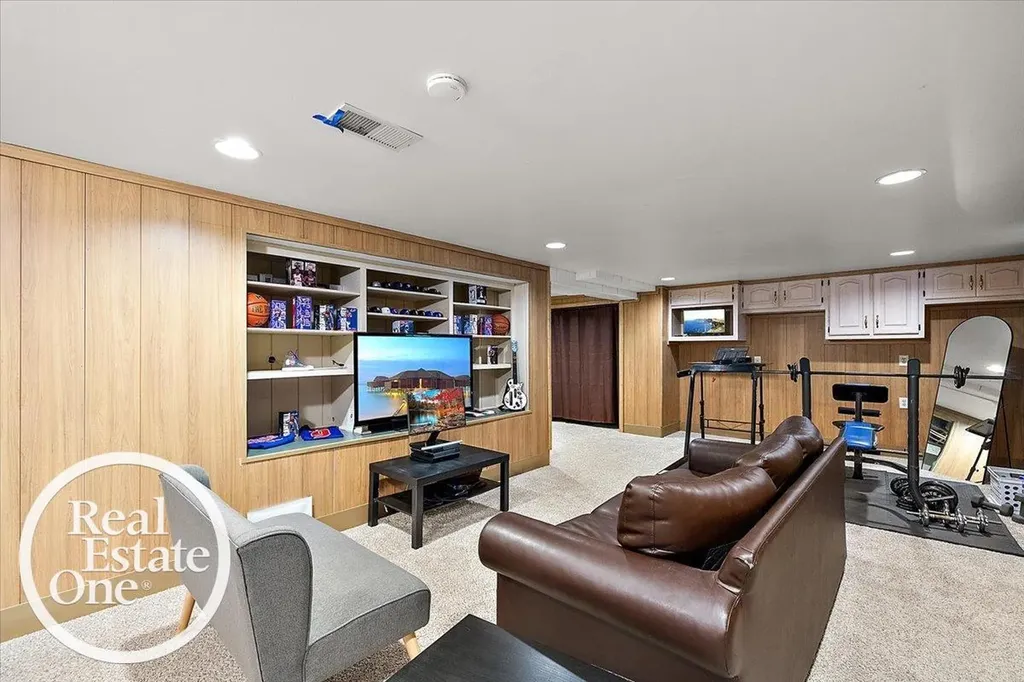 324 Cloverly Road Grosse Pointe Farms City MI 48236