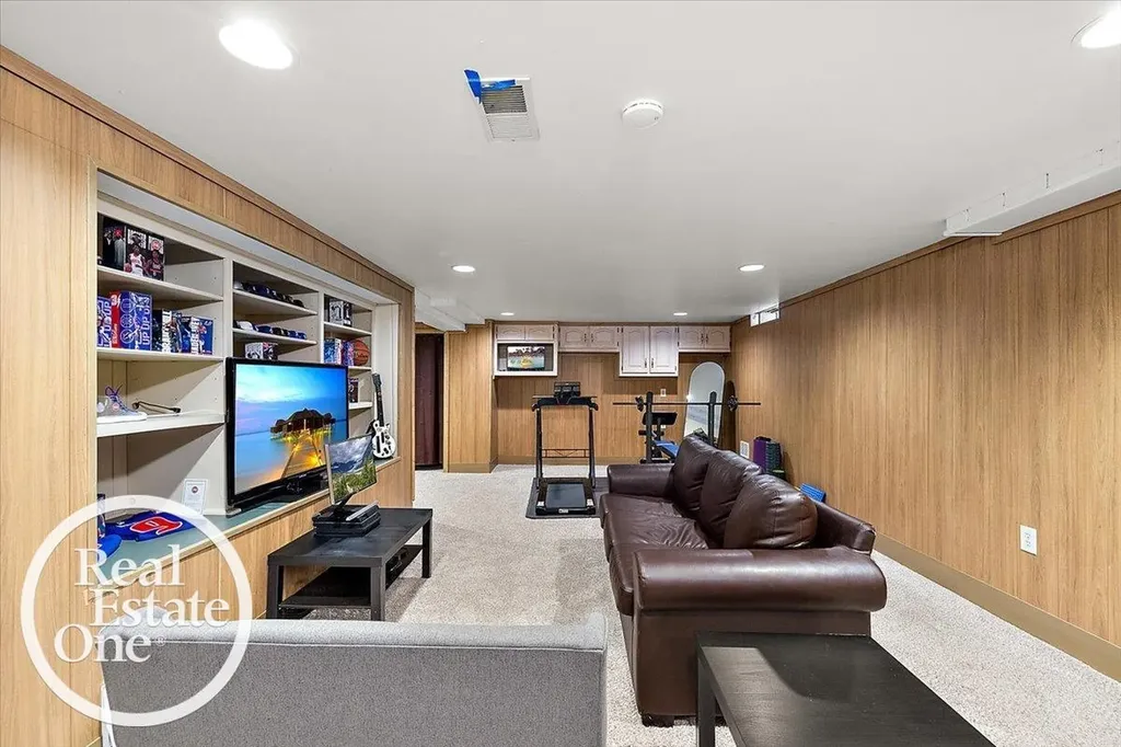 324 Cloverly Road Grosse Pointe Farms City MI 48236