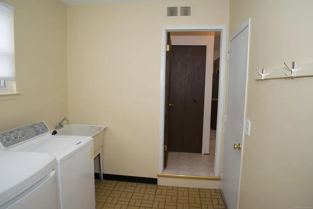 2188 Zenia Drive Troy City MI 48083