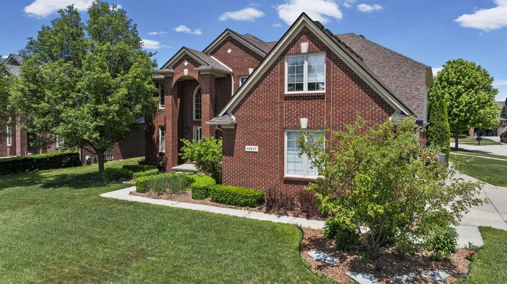 18913 Strongford Drive Macomb Township MI 48044