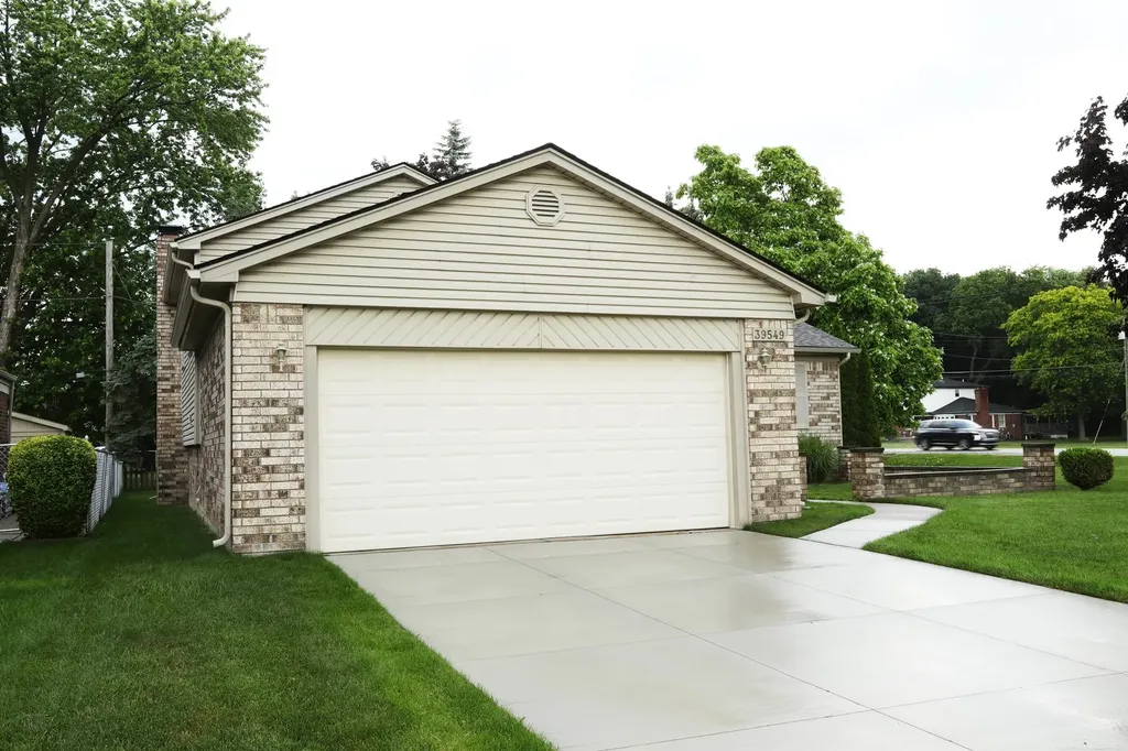 39549 Chantilly Drive Sterling Heights City MI 48313