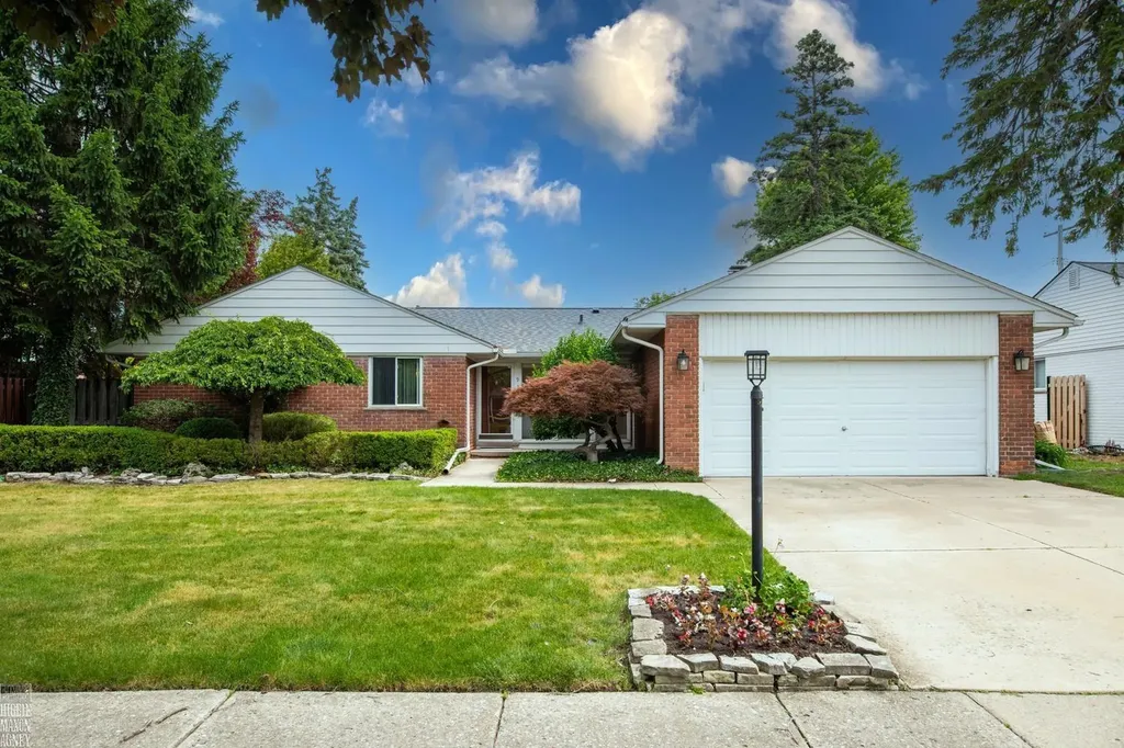 930 E Crescent Lane Grosse Pointe Woods City MI 48236