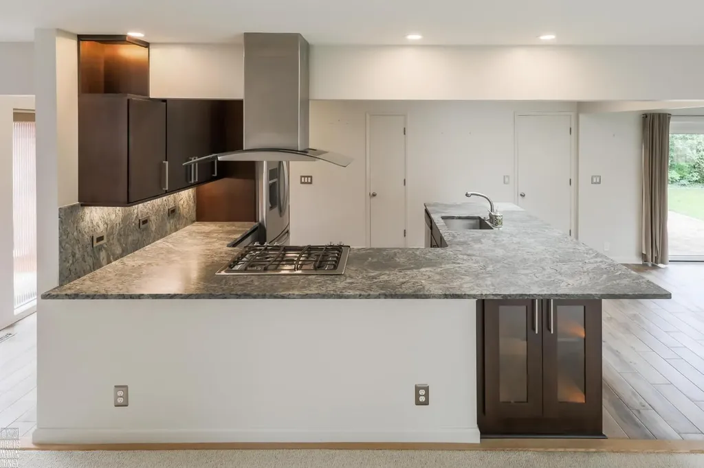 930 E Crescent Lane Grosse Pointe Woods City MI 48236
