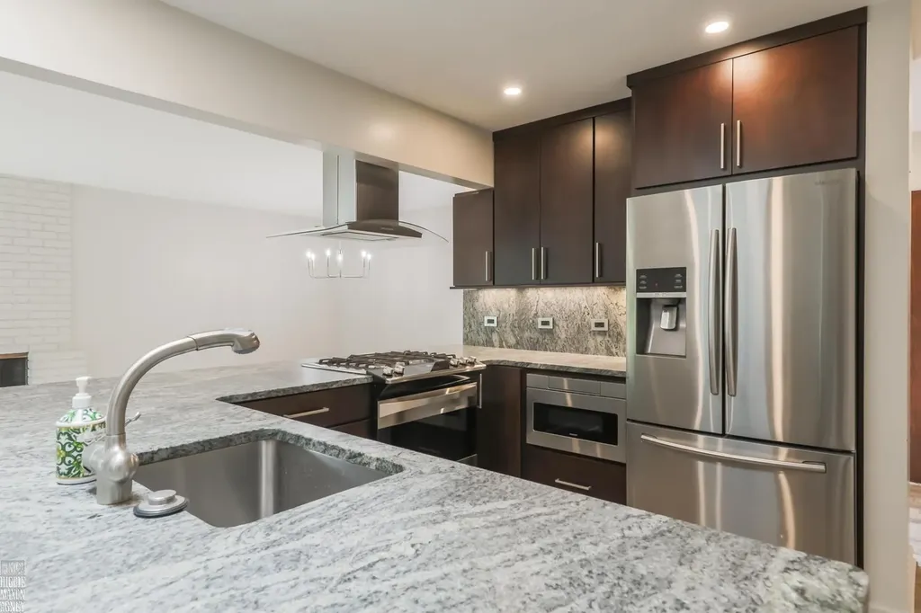 930 E Crescent Lane Grosse Pointe Woods City MI 48236