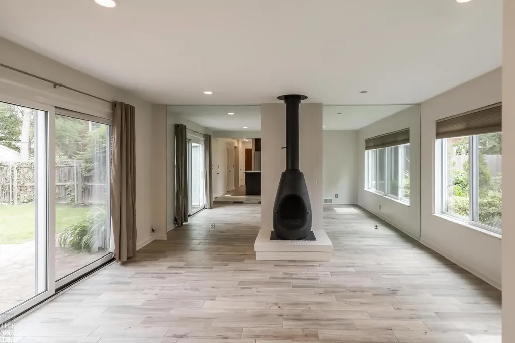 930 E Crescent Lane Grosse Pointe Woods City MI 48236