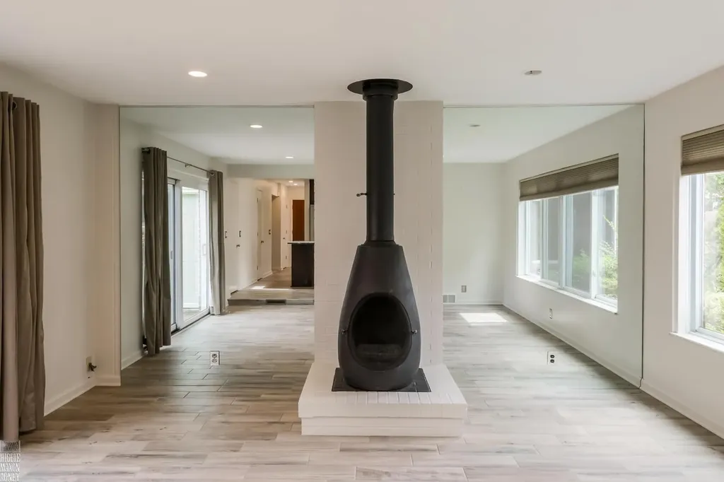 930 E Crescent Lane Grosse Pointe Woods City MI 48236