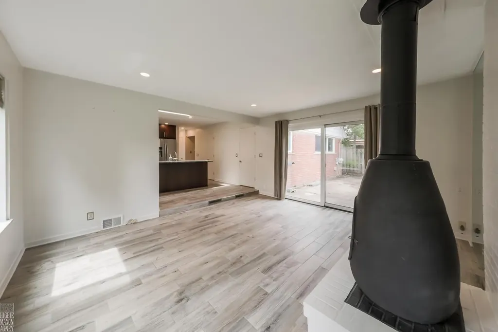 930 E Crescent Lane Grosse Pointe Woods City MI 48236