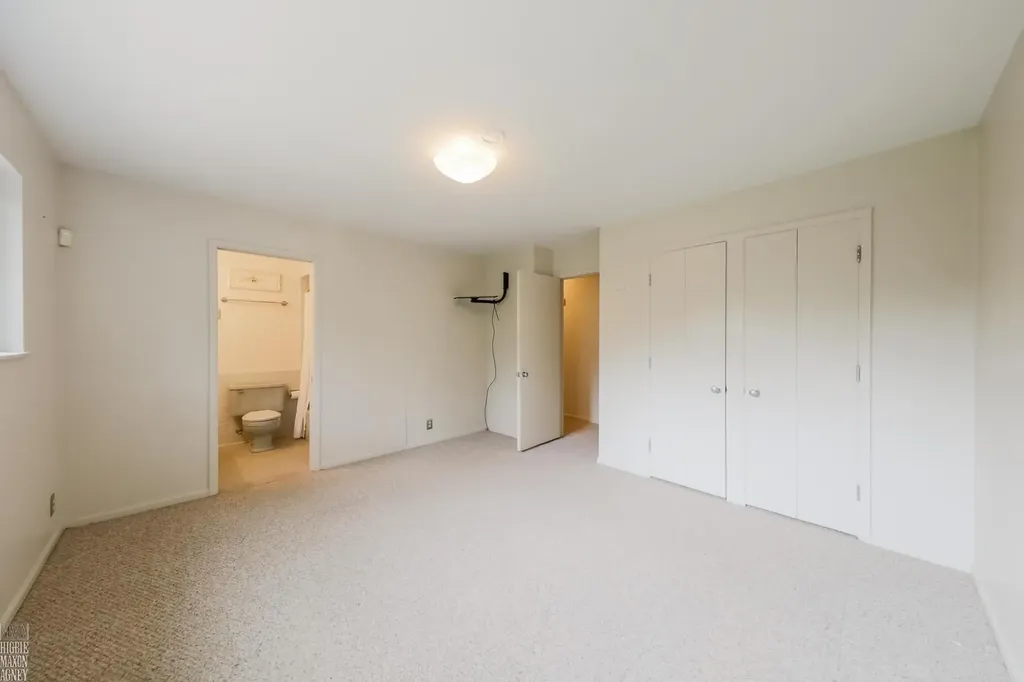 930 E Crescent Lane Grosse Pointe Woods City MI 48236
