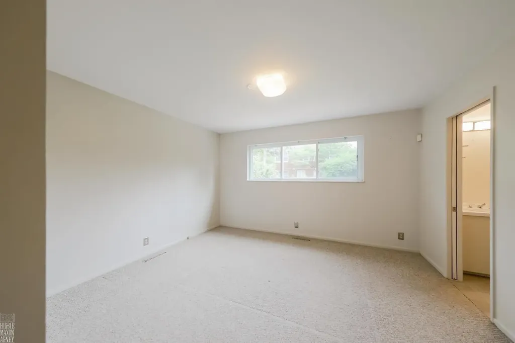930 E Crescent Lane Grosse Pointe Woods City MI 48236
