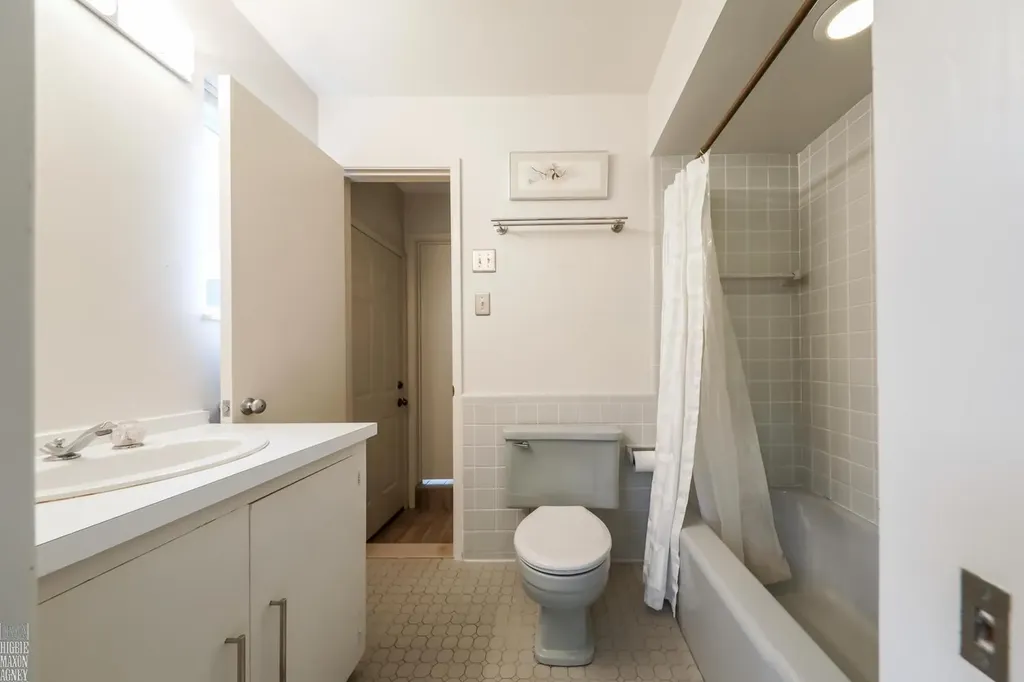 930 E Crescent Lane Grosse Pointe Woods City MI 48236