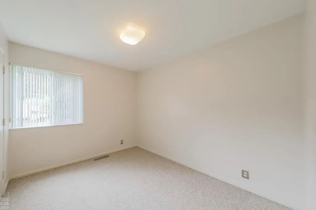 930 E Crescent Lane Grosse Pointe Woods City MI 48236