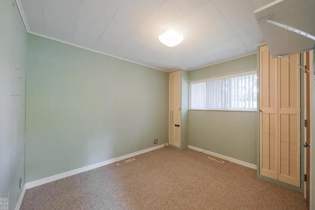 930 E Crescent Lane Grosse Pointe Woods City MI 48236