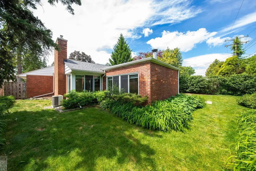 930 E Crescent Lane Grosse Pointe Woods City MI 48236