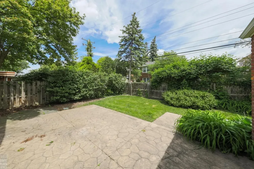 930 E Crescent Lane Grosse Pointe Woods City MI 48236