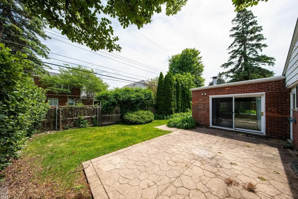 930 E Crescent Lane Grosse Pointe Woods City MI 48236