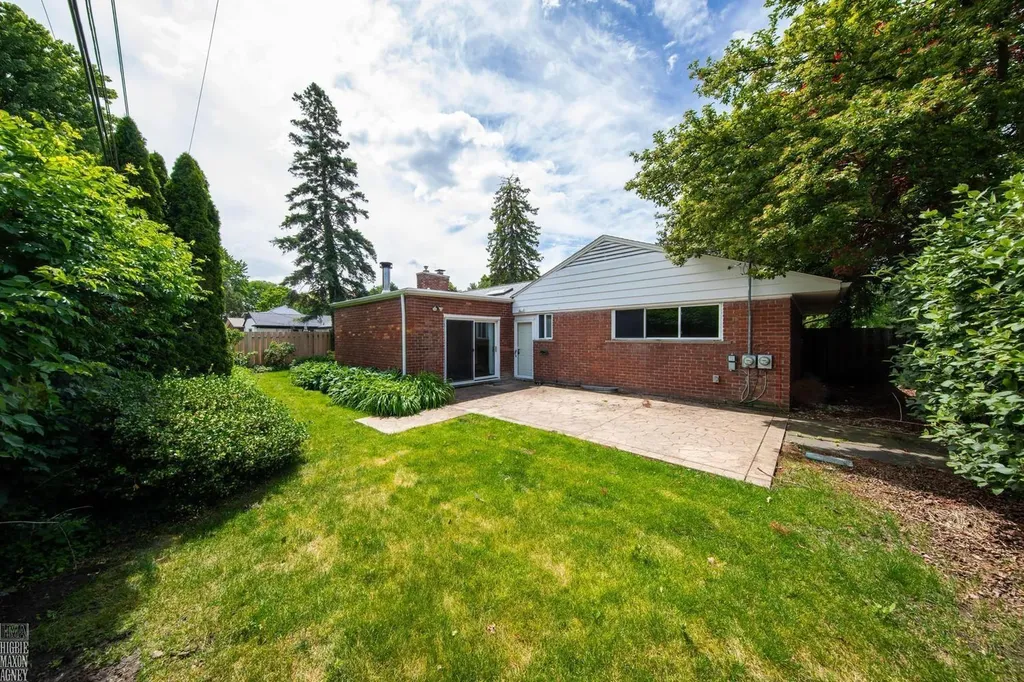 930 E Crescent Lane Grosse Pointe Woods City MI 48236