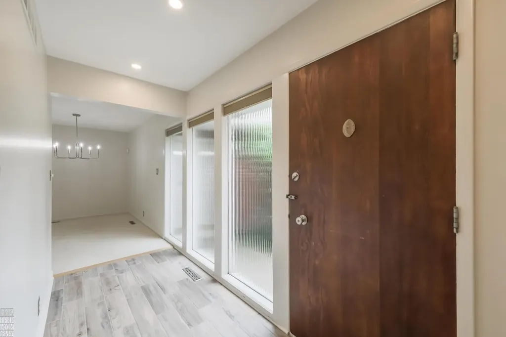 930 E Crescent Lane Grosse Pointe Woods City MI 48236