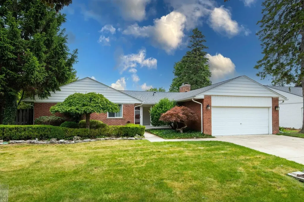 930 E Crescent Lane Grosse Pointe Woods City MI 48236