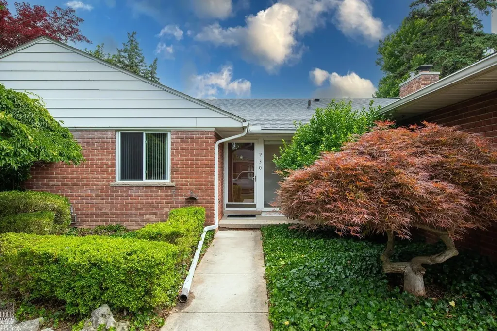 930 E Crescent Lane Grosse Pointe Woods City MI 48236