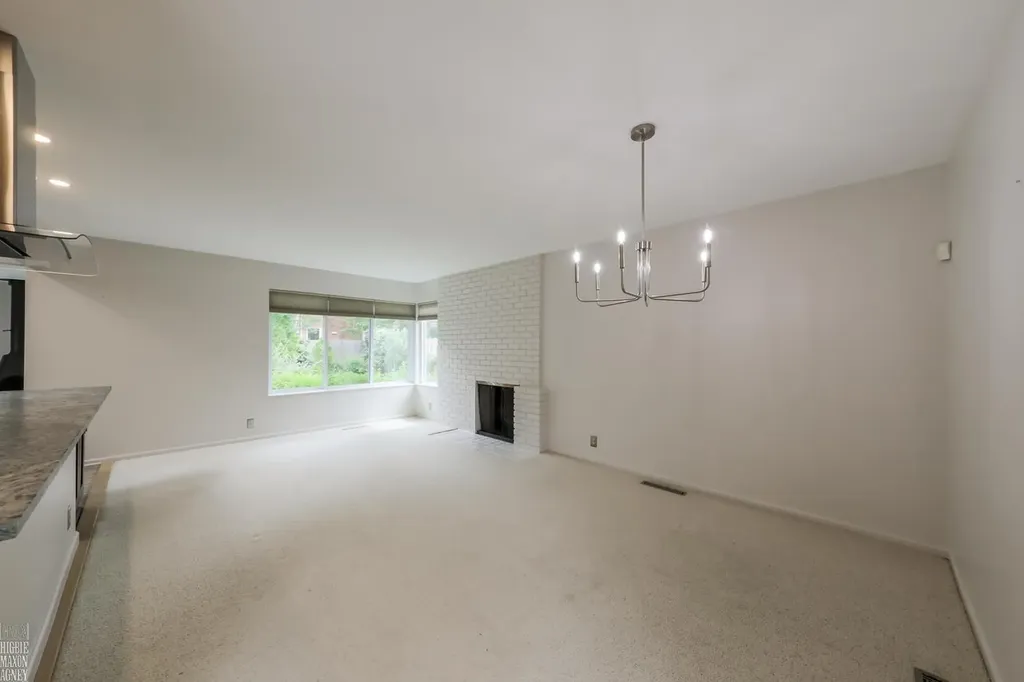 930 E Crescent Lane Grosse Pointe Woods City MI 48236