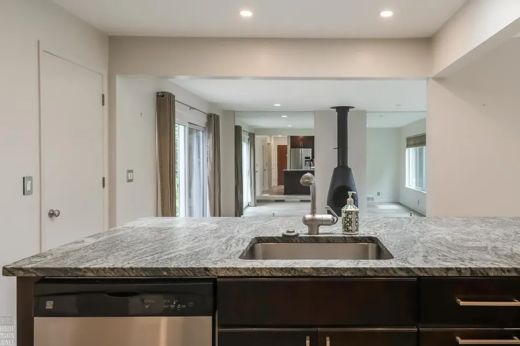930 E Crescent Lane Grosse Pointe Woods City MI 48236