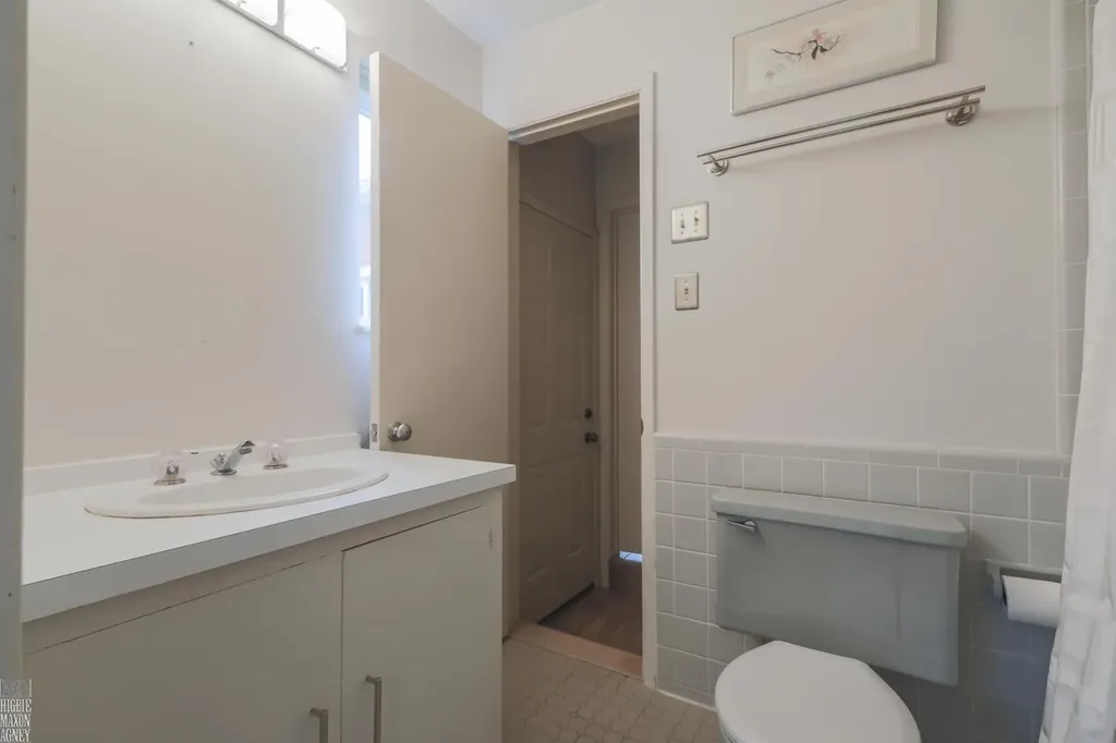 930 E Crescent Lane Grosse Pointe Woods City MI 48236