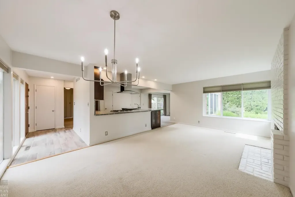 930 E Crescent Lane Grosse Pointe Woods City MI 48236