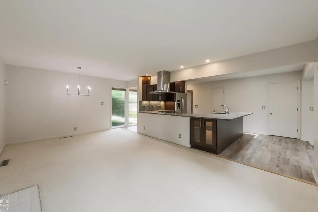 930 E Crescent Lane Grosse Pointe Woods City MI 48236