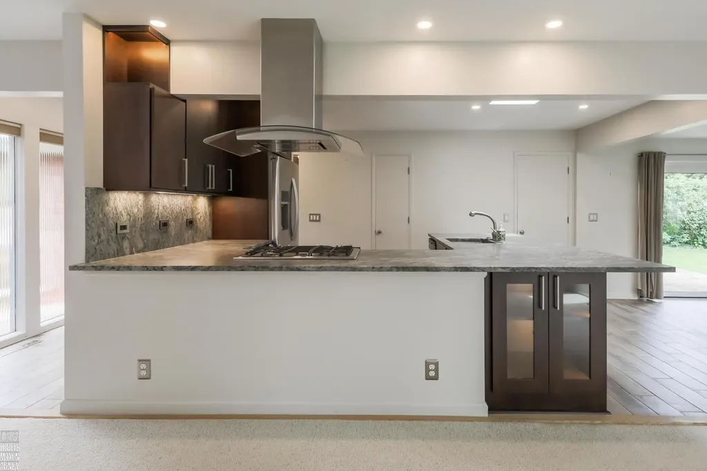 930 E Crescent Lane Grosse Pointe Woods City MI 48236