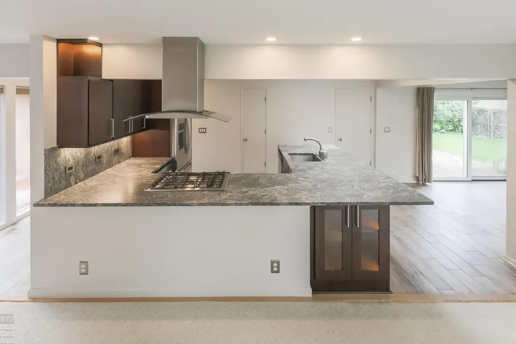 930 E Crescent Lane Grosse Pointe Woods City MI 48236
