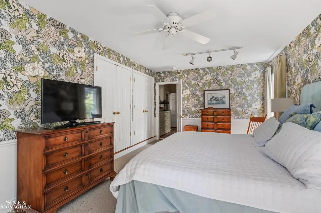 83 Hawthorne Road Village Of Grosse Pointe Shores City MI 48236