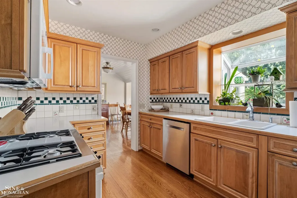 83 Hawthorne Road Village Of Grosse Pointe Shores City MI 48236