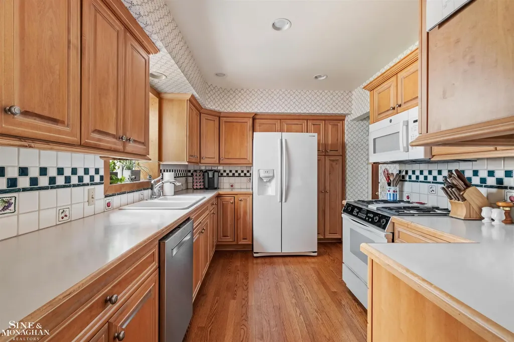 83 Hawthorne Road Village Of Grosse Pointe Shores City MI 48236