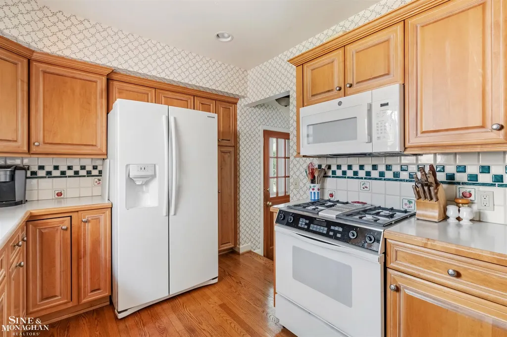 83 Hawthorne Road Village Of Grosse Pointe Shores City MI 48236
