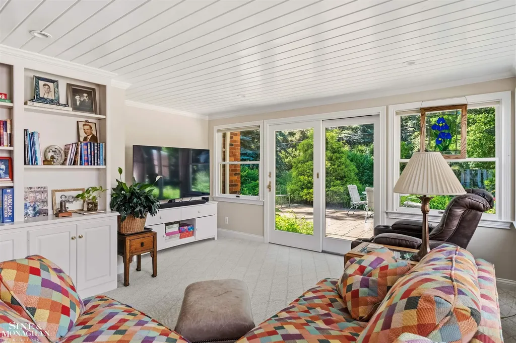 83 Hawthorne Road Village Of Grosse Pointe Shores City MI 48236