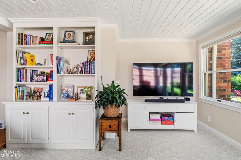 83 Hawthorne Road Village Of Grosse Pointe Shores City MI 48236