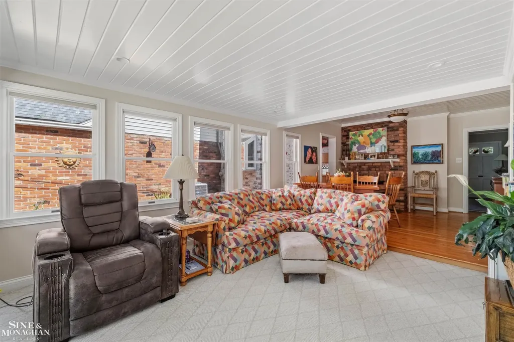 83 Hawthorne Road Village Of Grosse Pointe Shores City MI 48236