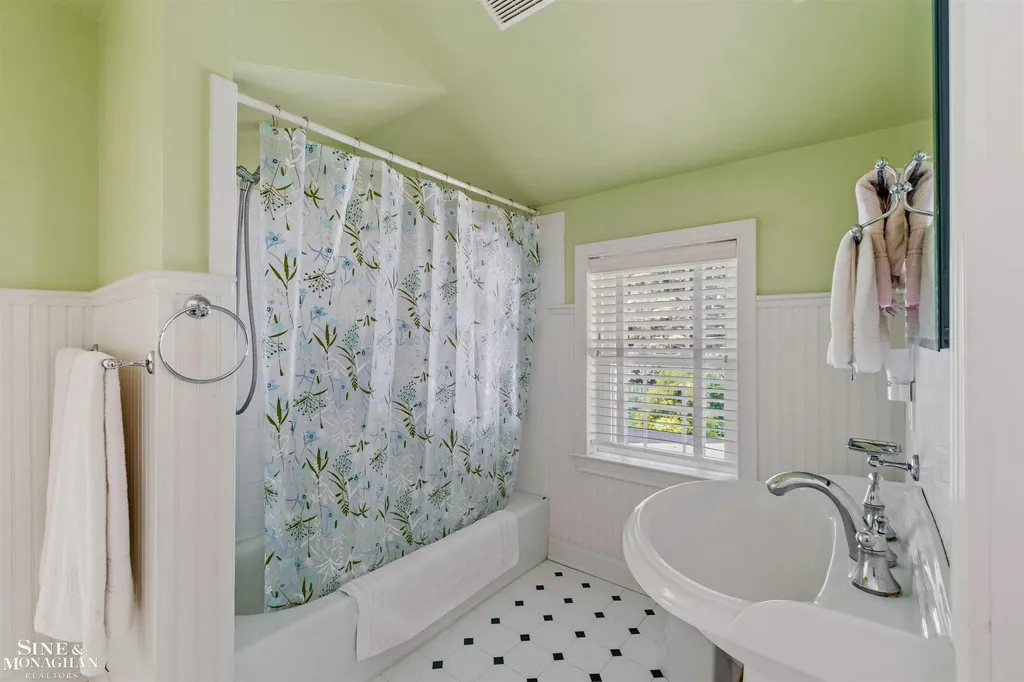 83 Hawthorne Road Village Of Grosse Pointe Shores City MI 48236