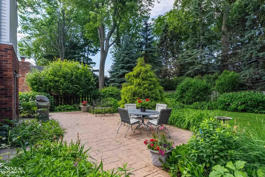83 Hawthorne Road Village Of Grosse Pointe Shores City MI 48236
