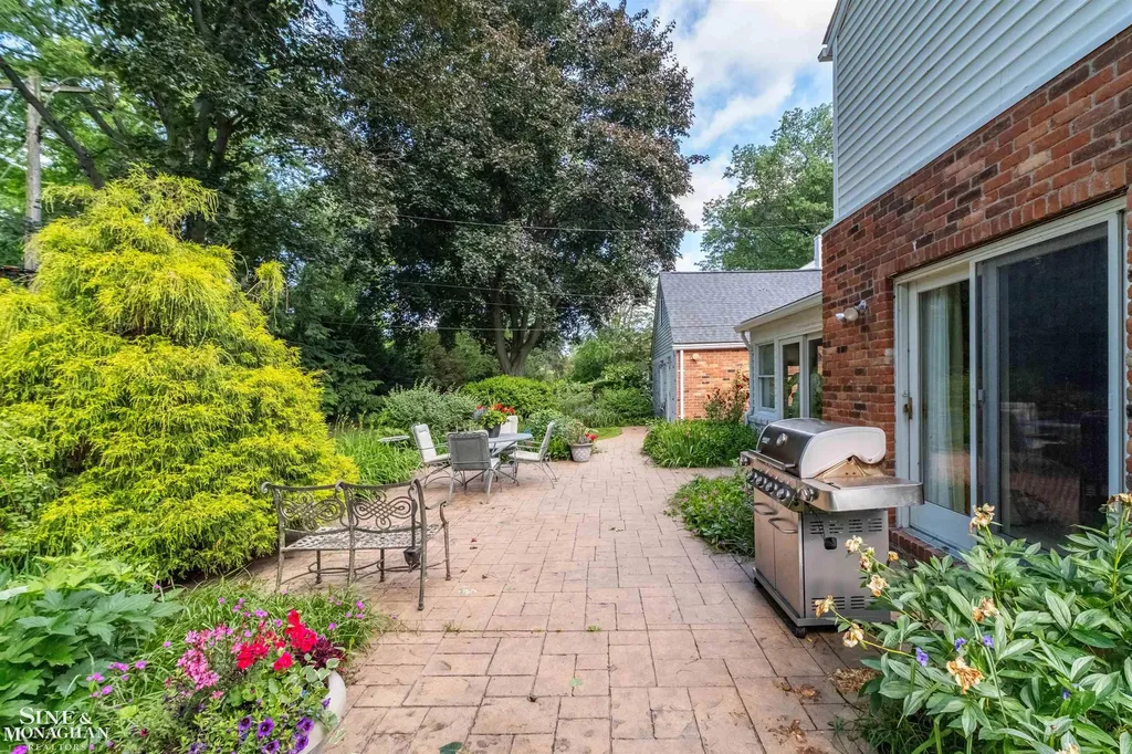 83 Hawthorne Road Village Of Grosse Pointe Shores City MI 48236