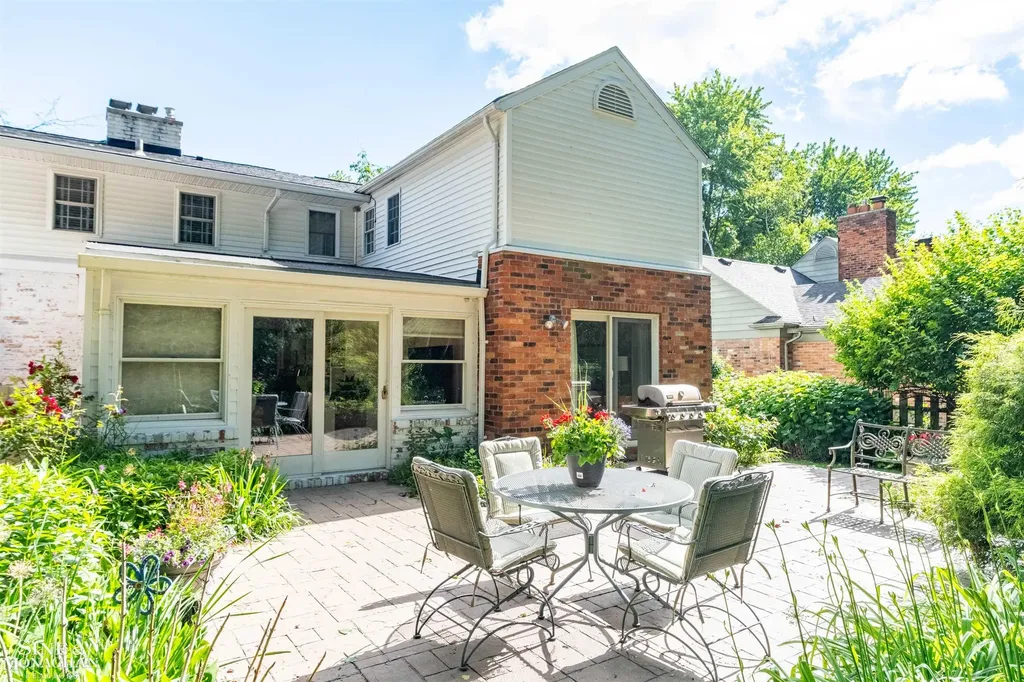 83 Hawthorne Road Village Of Grosse Pointe Shores City MI 48236
