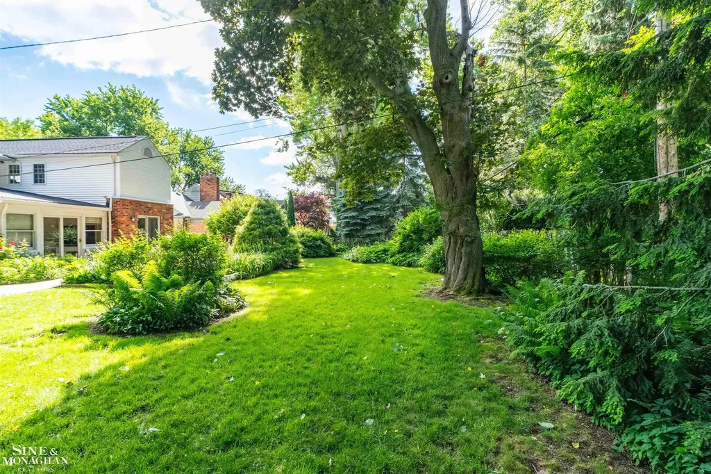 83 Hawthorne Road Village Of Grosse Pointe Shores City MI 48236