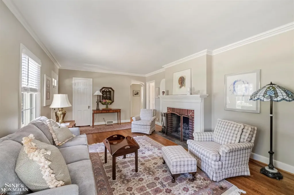 83 Hawthorne Road Village Of Grosse Pointe Shores City MI 48236