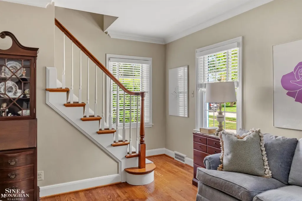 83 Hawthorne Road Village Of Grosse Pointe Shores City MI 48236