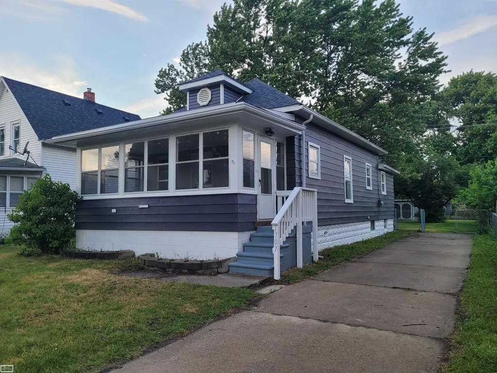 1707 Mcpherson Street Port Huron City MI 48060