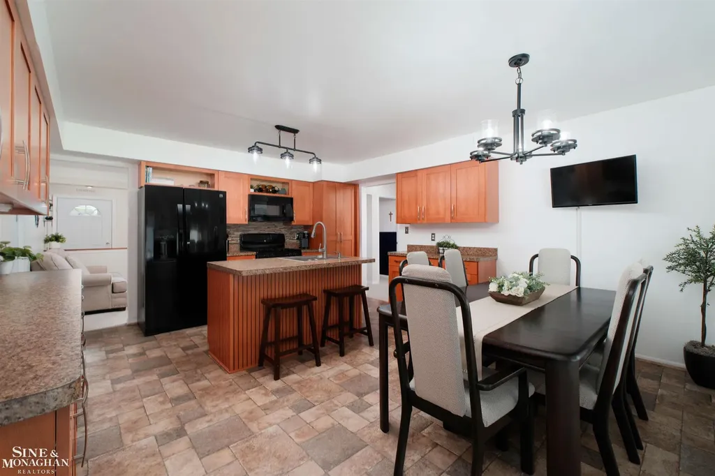28111 Adler Drive Warren City MI 48088